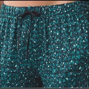 Lululemon jet-set joggers drawstring waist.
